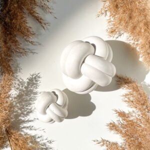 Duo de nœuds marins en béton blanc, disponible en petit et grand modèle.