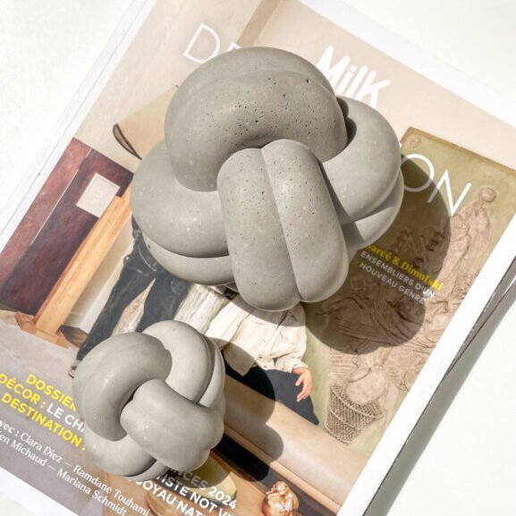 Duo de nœuds marins en béton gris, disponible en petit et grand modèle.