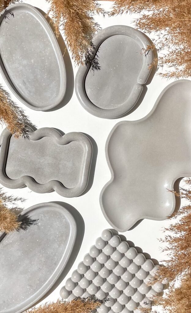 Plateau et coupelles décoratifs en béton aux formes organiques - MAZEUL DÉCORATION.