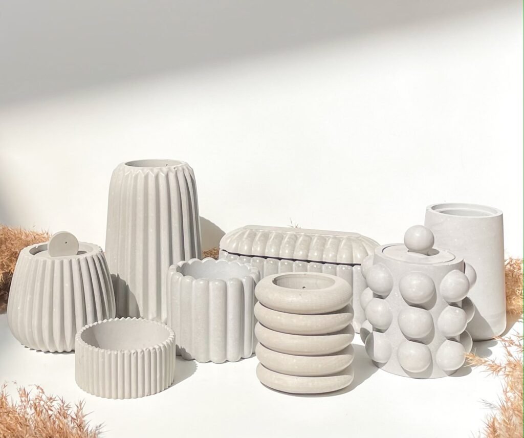 Vases et pots décoratifs en béton aux formes contemporaines - MAZEUL DÉCORATION.